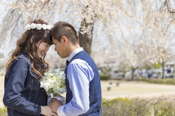 姫路城と桜を背景に、憧れのお姫様抱っこ♪