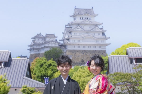 フォトウェディングは世界遺産姫路城を背景に