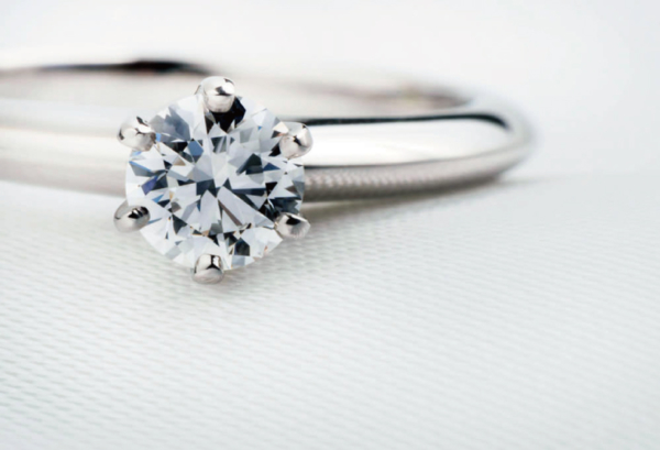 婚約指輪にダイヤモンドが選ばれる理由