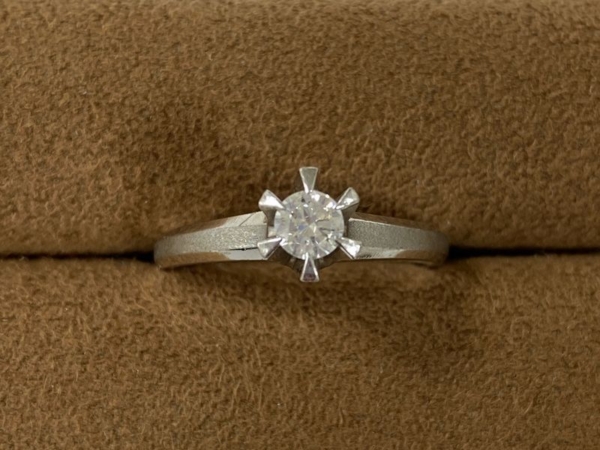 縦爪の婚約指輪をネックレスにリフォーム