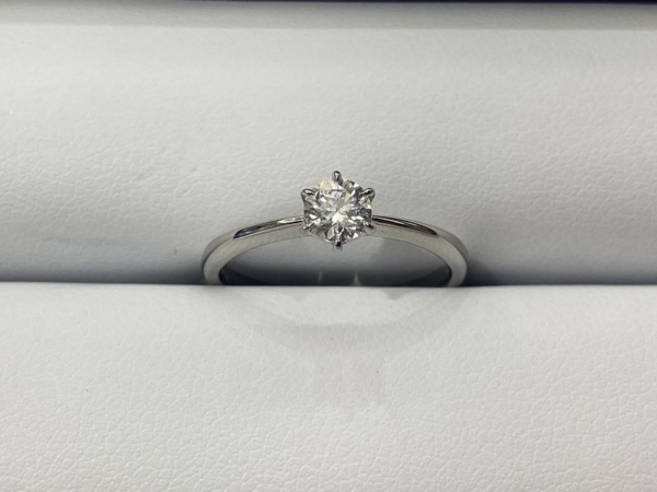 婚約指輪のダイヤの大きさ0.3ct