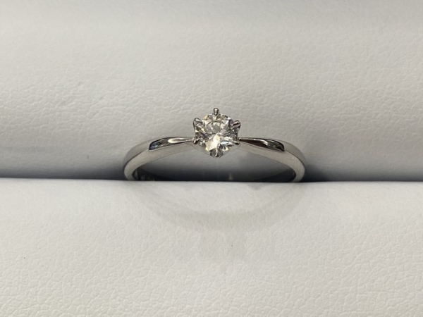 婚約指輪のダイヤの大きさ0.2ct