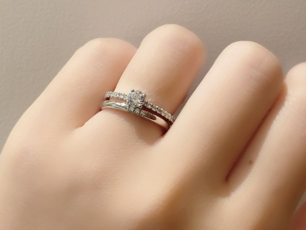 婚約指輪の重ね付け「キラキラとシンプル」