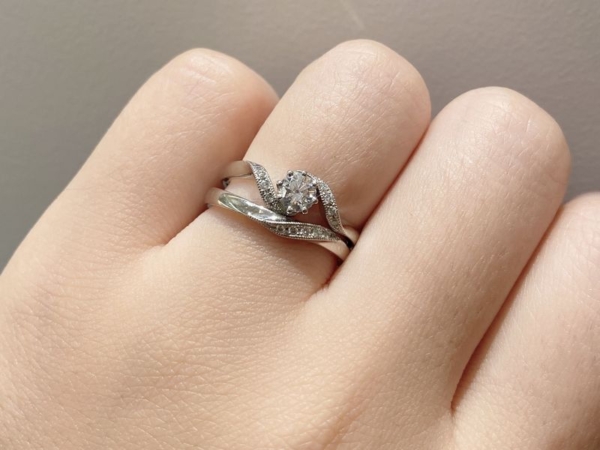 結婚指輪と婚約指輪重ね付けロゼットのセットリング３