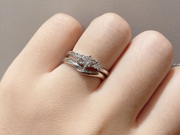 結婚指輪と婚約指輪重ね付けマリアージュエントのセットリング３