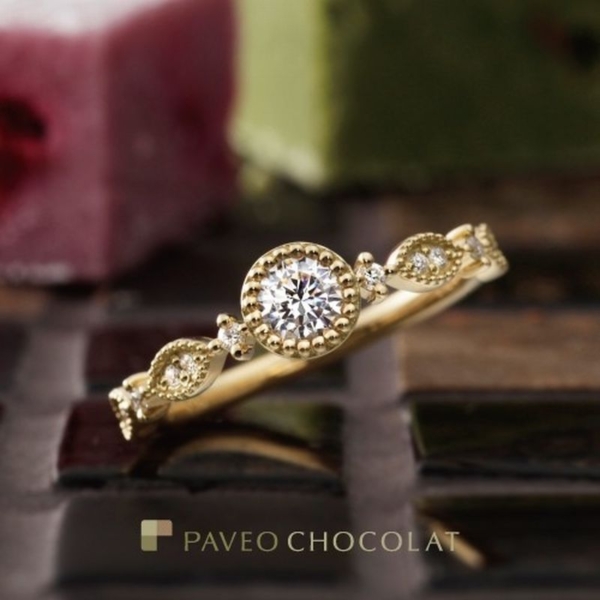 Paveo Chocolat
アンティーク調の婚約指輪