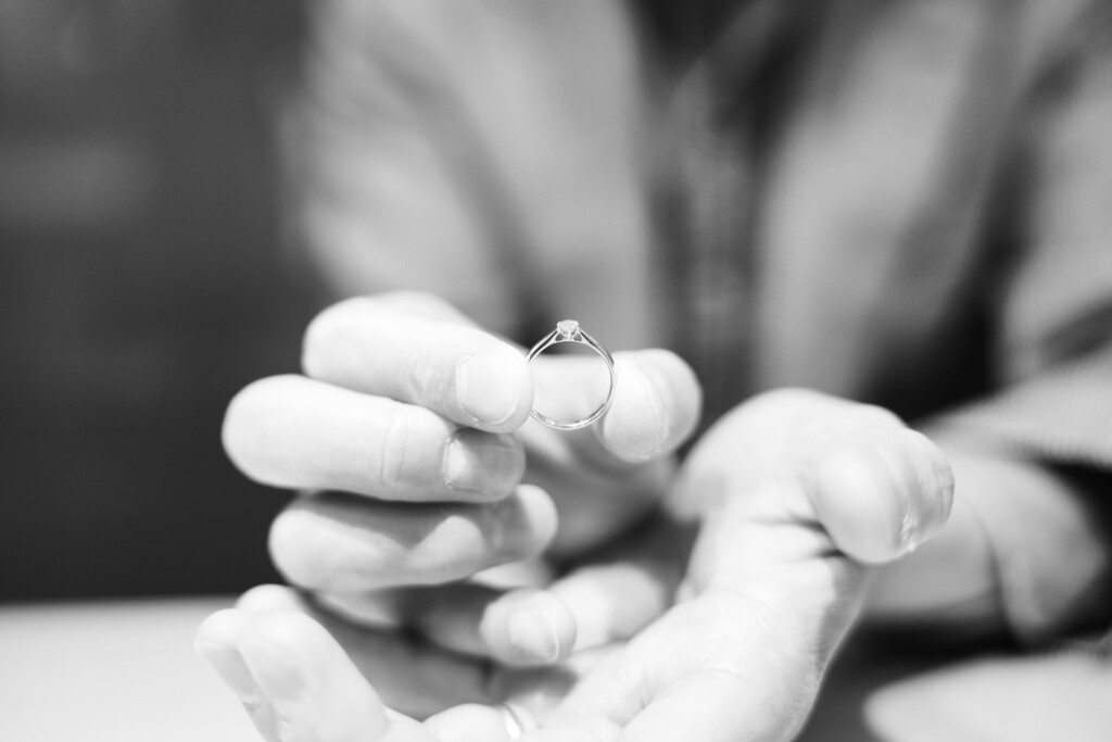 指のサイズが分からない相手に婚約指輪をサプライズで贈る方法