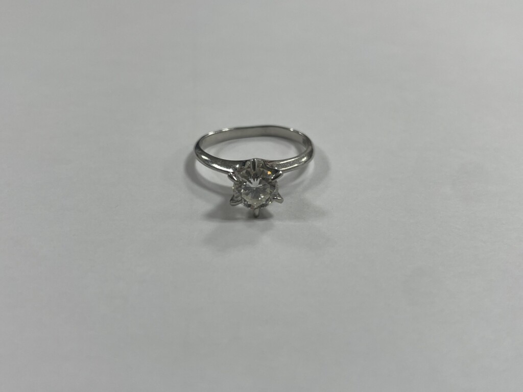 結婚祝いで息子の奥さんにプレゼントにて「婚約指輪を新たな婚約指輪へ」