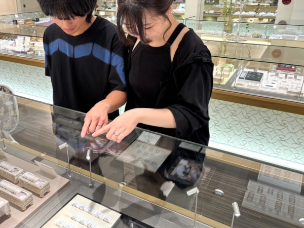姫路市よりご来店「Mariage ent」のこんやくゆびわ「FISCHER」のけっこんゆびわをご成約いただきました。
