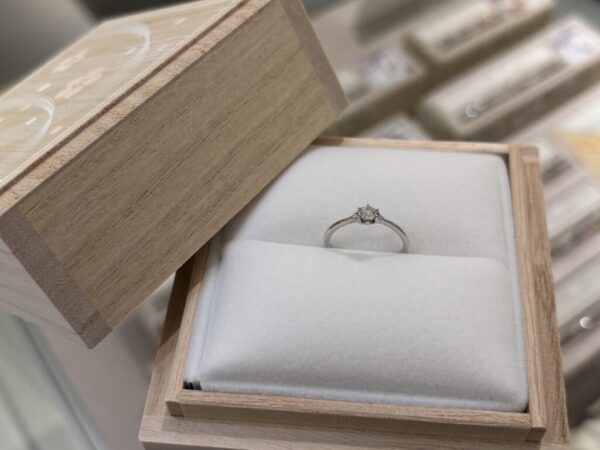 高砂市からご来店「リトルガーデン」の婚約指輪をご成約頂きました