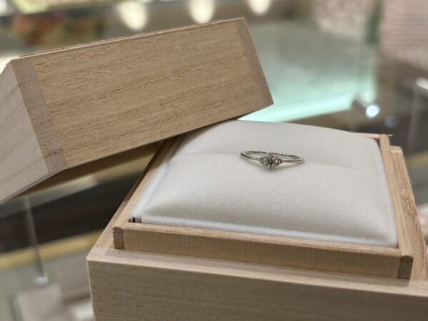 高砂市からご来店「Little garden」の婚約指輪をご成約頂きました