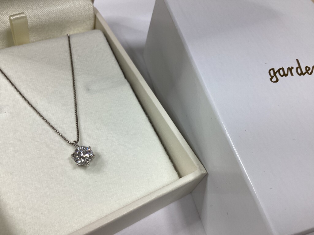 思い出がたくさん詰まった縦爪の婚約指輪をネックレスへリフォーム