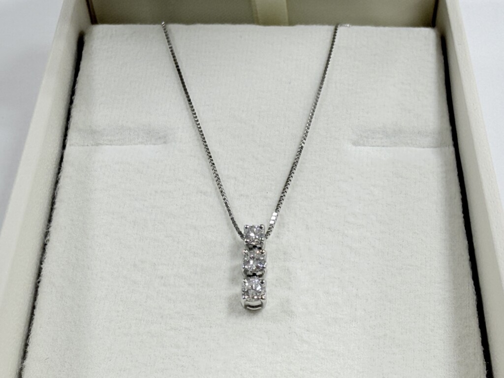 「一文字ダイヤの婚約指輪」ネックレス２本とピアスへとリフォーム