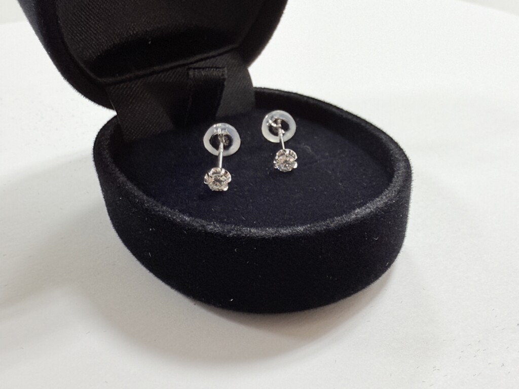 「一文字ダイヤの婚約指輪」ネックレス２本とピアスへとリフォーム