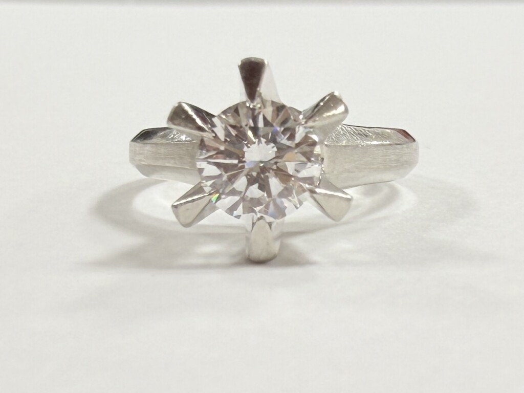 思い出がたくさん詰まった縦爪の婚約指輪をネックレスへリフォーム