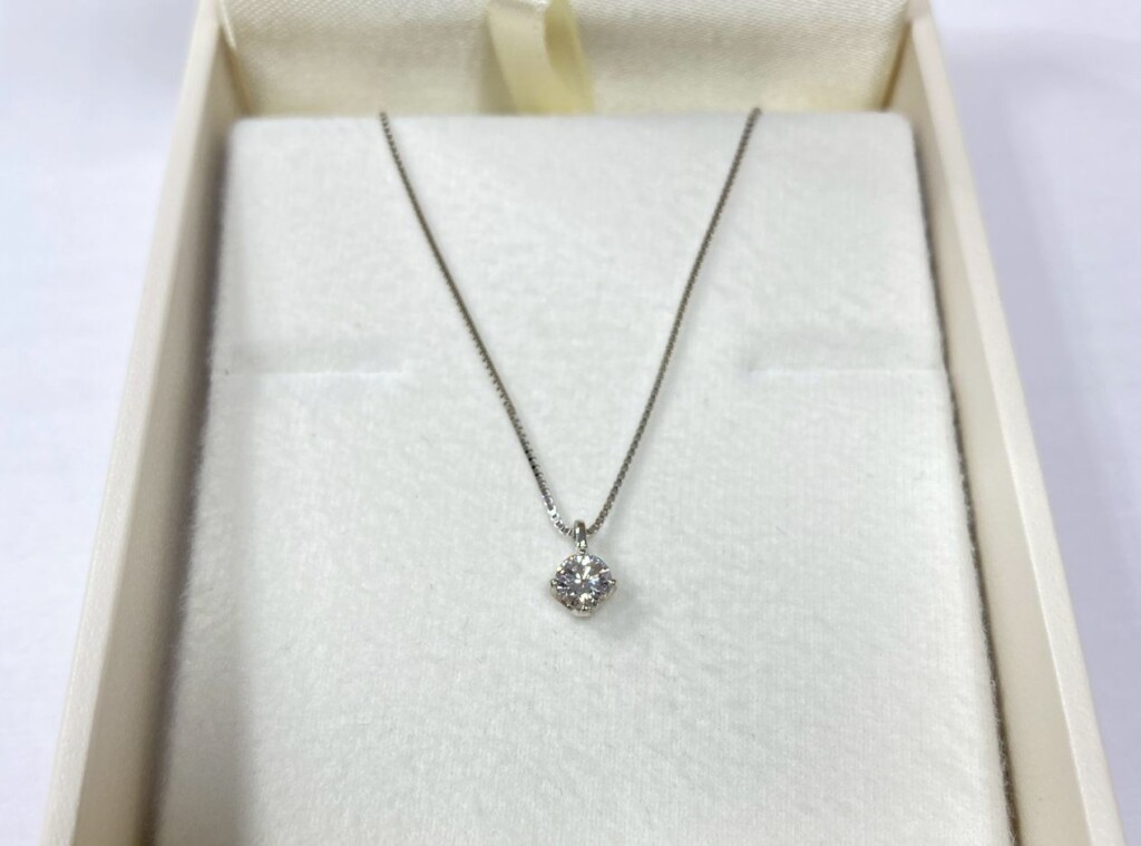 「一文字ダイヤの婚約指輪」ネックレス２本とピアスへとリフォーム