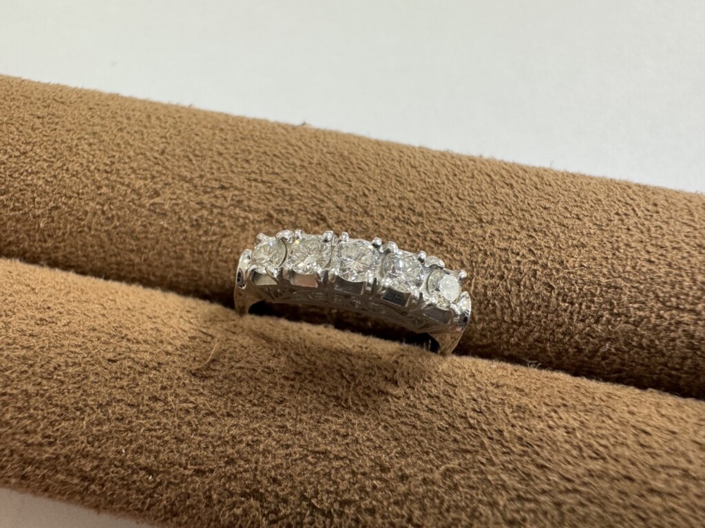 「一文字ダイヤの婚約指輪」ネックレス２本とピアスへとリフォーム